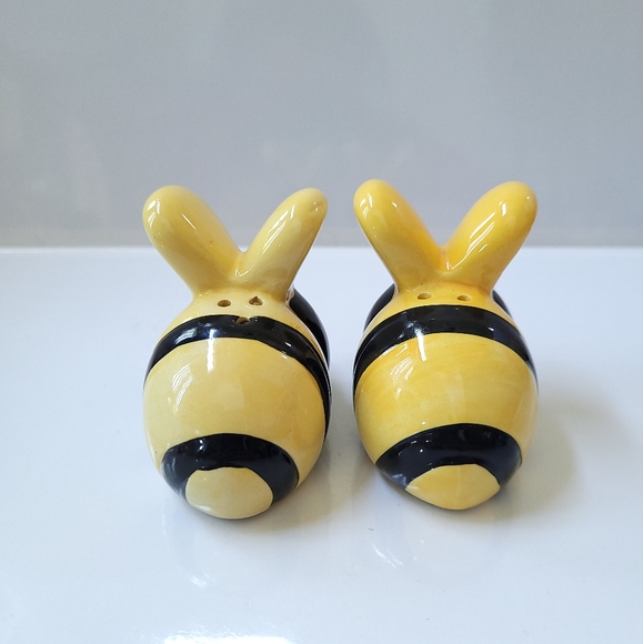 CUTE Ceramic Bumble Bee Salt and Pepper Shaker Set - Picture 2 of 7